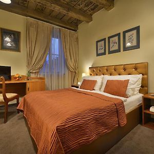 Kleines Zimmer mit Kingsize-Bett